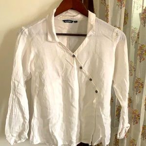 White cotton buttoned shirt